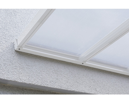 Nahaufnahme einer transparenten Terrassenüberdachung aus Kunststoff an einer Hauswand