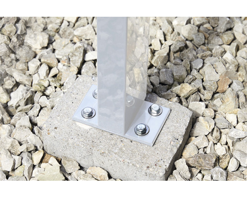 Vue détaillée d''un support de poteau fixé par des vis sur une fondation en béton