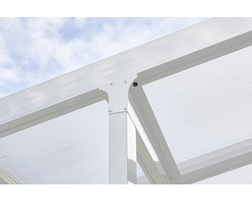 Detailansicht einer Terrassenüberdachung mit Aluminiumrahmen und transparentem Dach