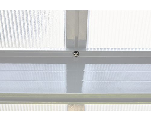 Vue détaillée d''un toit de terrasse avec plaques en polycarbonate