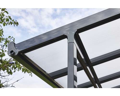 Detailansicht einer Terrassenüberdachung mit Aluminiumrahmen und transparentem Dach