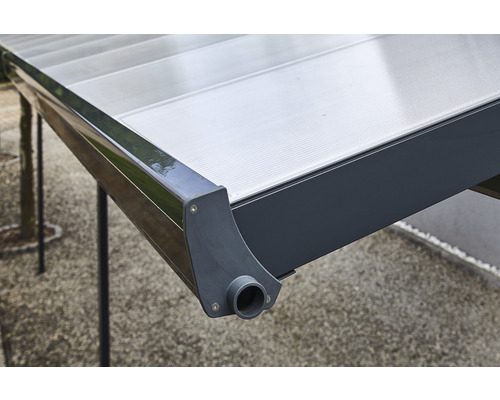 Detailansicht eines Carports mit Entwässerungssystem