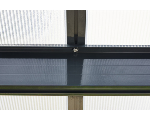 Detailansicht einer Terrassenüberdachung mit transparenten und blickdichten Elementen