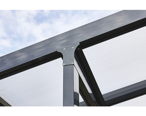 Vue détaillée d''un toit de terrasse avec cadre métallique et toit transparent