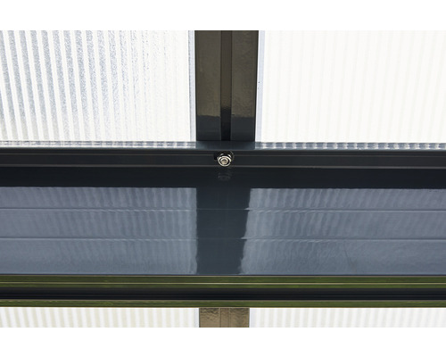 Vue détaillée d''un carport avec toit transparent et cadre