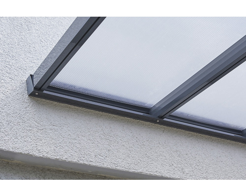 Gros plan d''un toit de terrasse avec des plaques de polycarbonate et un cadre en aluminium sur un mur de maison