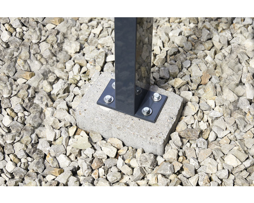 Pfosten auf Betonfundament mit Schrauben und Kies