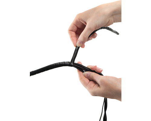 Mains fixant une gaine de câbles noire