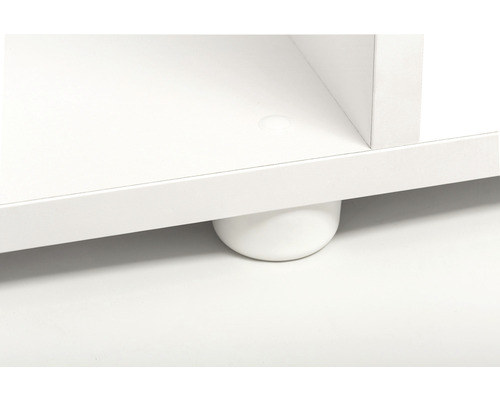 Detailansicht eines weißen Möbelfußes unter einem weißen Möbelstück.