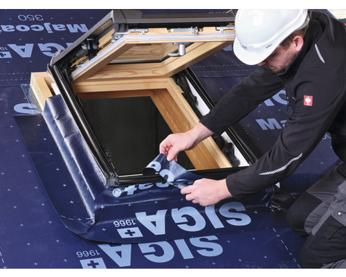 Une fenêtre de toit est étanchée avec une bande d''étanchéité.