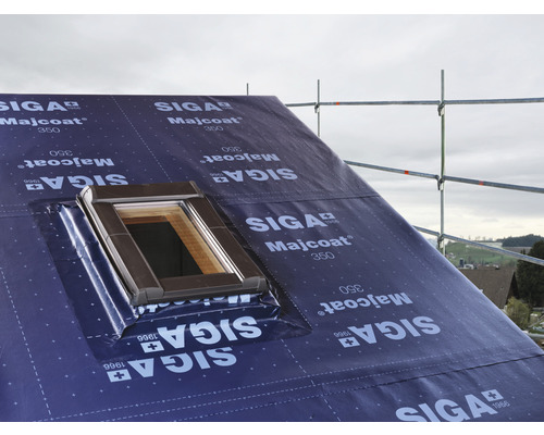 Toit avec écran de sous-toiture SIGA Majcoat 350 et fenêtre de toit
