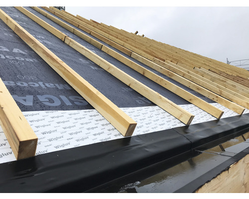 Construction de toit avec écran de sous-toiture et chevrons en bois