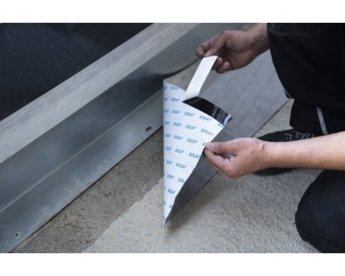 Application de la bande d''étanchéité SIGA pour l''étanchéité d''un élément de construction