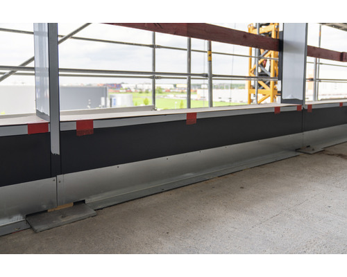 Installation de chantier avec glissières de sécurité et échafaudages