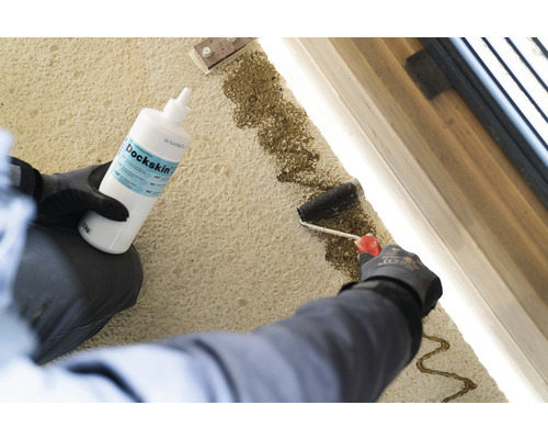 Auftragen einer flüssigen Abdichtung mit einer Rolle auf eine Oberfläche mit Dockskin Abdichtung