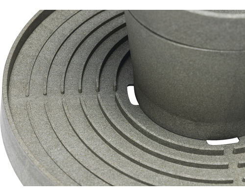 Detailaufnahme eines runden Pflanzgefäßuntersetzers mit Rillen