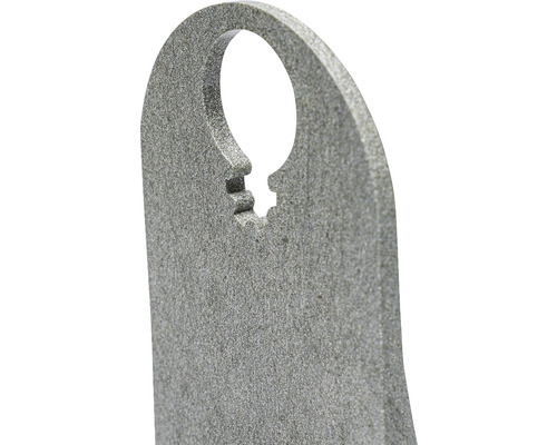 Detailansicht eines Metallaufhängers mit Schlüssellochaufhängung