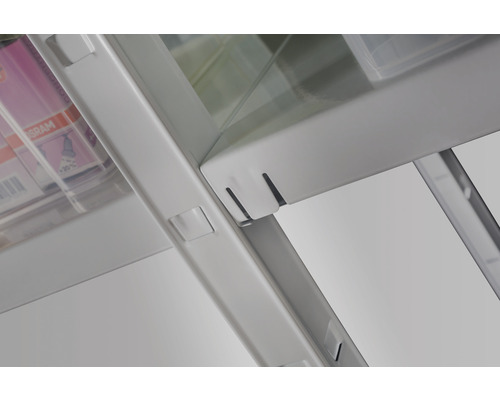 Detailansicht eines Metallregals