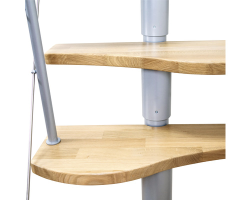 Gros plan d''un escalier en colimaçon avec marches en bois et rampe en métal