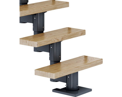 Treppe mit Holzstufen und Metallgeländer