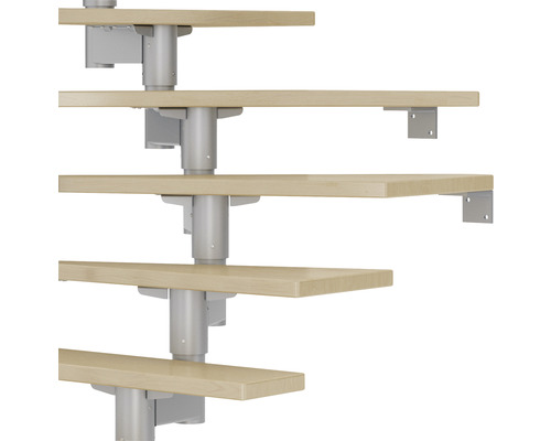 Treppe mit Holzstufen und Metallgeländer