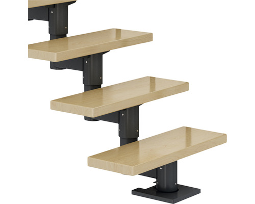 Detailaufnahme einer Raumspartreppe mit Holzstufen und Metallkonstruktion.