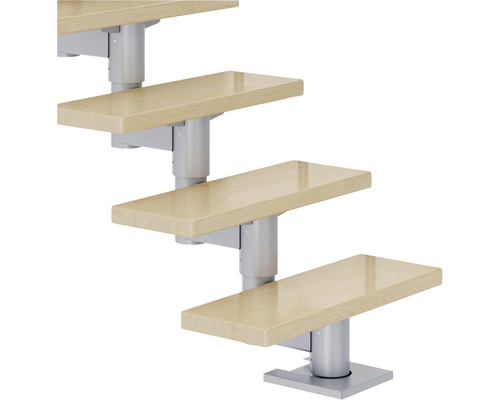 Holztreppe mit Metallkonstruktion