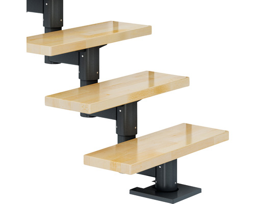 Treppe mit Holzstufen und Stahlkonstruktion