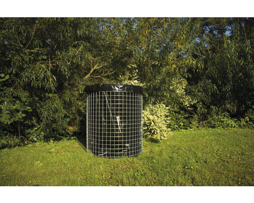 Composteur avec grillage métallique dans le jardin