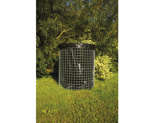 Composteur avec grillage et sac intérieur noir dans le jardin
