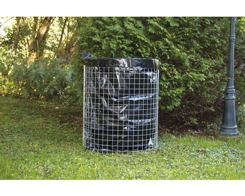 Composteur en treillis métallique avec film sur pelouse