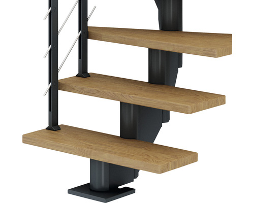 Detailansicht einer Wendeltreppe mit Holzstufen und Metallgeländer