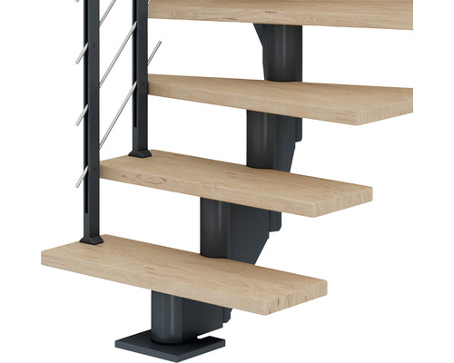 Detailansicht einer Treppe mit Holzstufen und Geländer