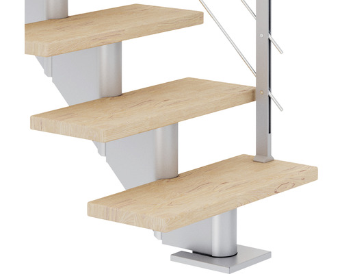 Detailaufnahme einer Treppe mit Holzstufen und Metallgeländer
