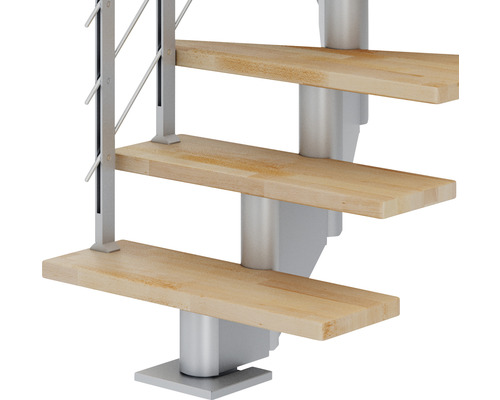 Detailaufnahme einer Wendeltreppe mit Holzstufen und Metallgeländer