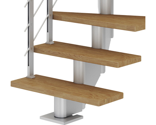 Detail einer Wendeltreppe mit Holzstufen und Metallgeländer