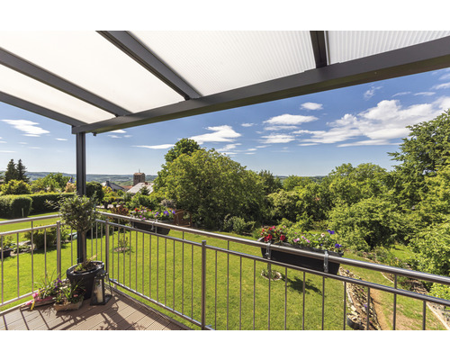 Terrasse avec toit et vue sur un jardin avec jardinières