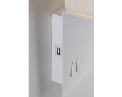 Detailansicht einer weißen Wandleuchte mit USB-Anschluss und Schalter