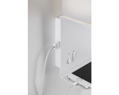 Wandregal mit integriertem USB-Anschluss und Smartphone