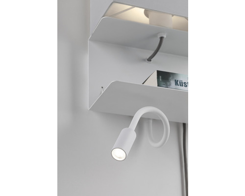 Wandregal mit flexibler Leselampe und Buch