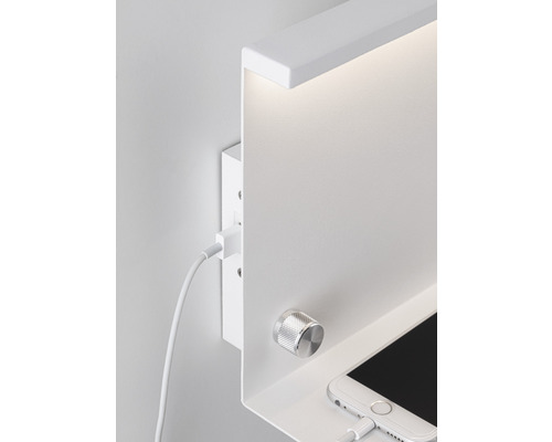 Weisse Wandleuchte mit USB-Anschluss und Ablagefläche für ein Mobiltelefon
