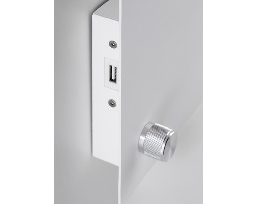 Detailansicht eines Schranks mit USB-Anschluss und Drehknopf