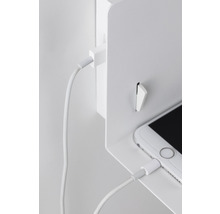 Téléphone en charge sur un support mural avec câble