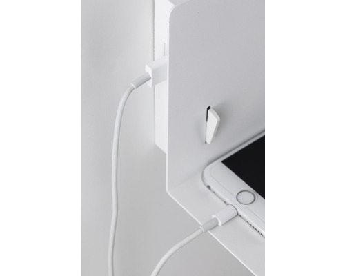 Telefon, das an einer Wandhalterung mit Kabel auflädt