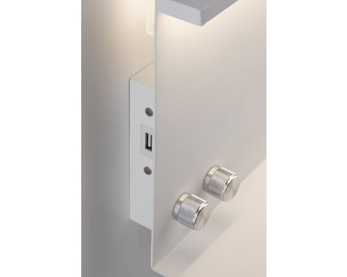 Detail einer weißen Wandleuchte mit USB Anschluss und zwei Reglern