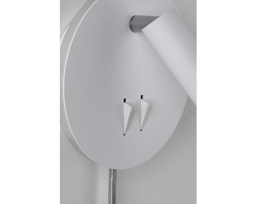 Detailansicht einer weißen Wandleuchte mit Schaltern und flexiblem Arm