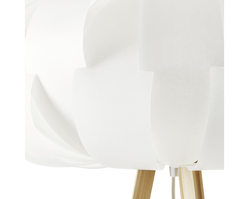 Nahaufnahme einer Stehlampe mit Lampenschirm und Holzfuß