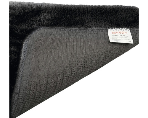 Vue détaillée d''un tapis noir à poils et étiquette textile