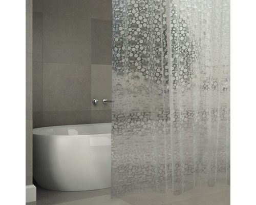 Scène de salle de bain avec baignoire et rideau de douche à motifs