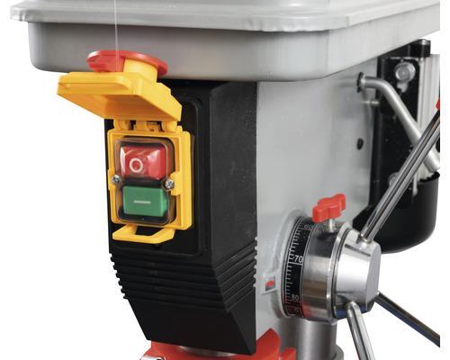 Detailansicht einer Standbohrmaschine mit Not-Aus-Schalter und Tiefenanschlag